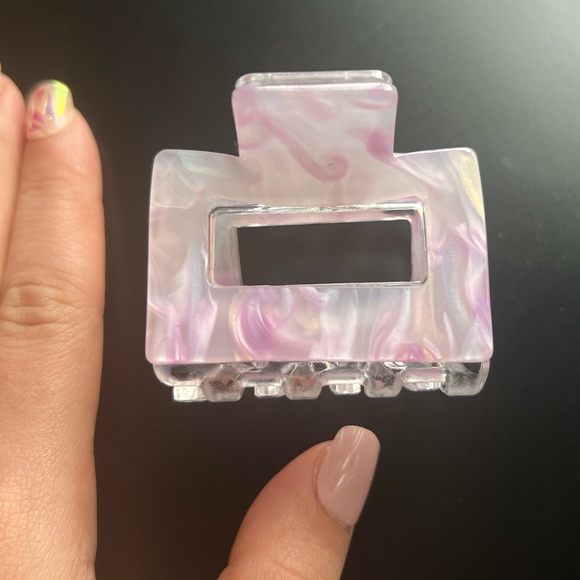 Urban Outfitters Claw Clip - Picture 2 of 4